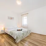 Two-bedroom In Biograd Casa de Férias Lisane Tinjske