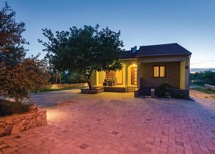 Дом отдыха Two-bedroom In Biograd Lisane Tinjske