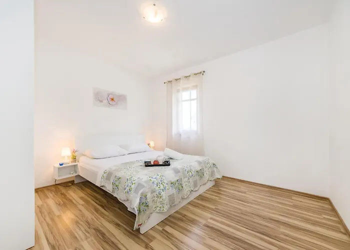 Two-bedroom In Biograd Дом отдыха Lisane Tinjske